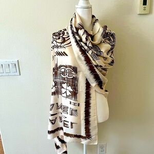 100% Graphic Print Scarf in White and Brown